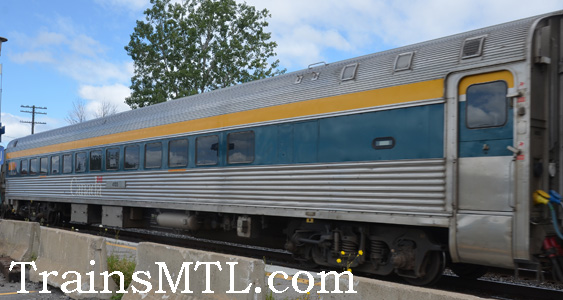 Passenger car VIA 4105 left side, repainted / Wagon de passager VIA 4105 coté gauche, repeinturé